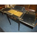 AN EDWARDIAN LACQUERED AND CHINOISERIE SMALL WRITING TABLE WITH FITTED INTERIOR, W 57 cm S/D