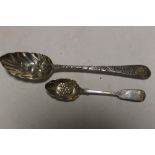A HALLMARKED SILVER BERRY PATTERNED TABLE SPOON TOGETHER WITH A SIMILAR TEA SPOON