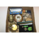 A BOX OF COLLECTABLES TO INCLUDE A PEN AND CUFFLINK SET, MEDALS ETC