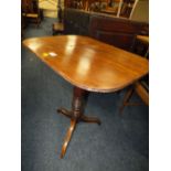 A GEORGIAN MAHOGANY PEDESTAL TABLE