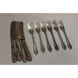 A SET OF SIX HALLMARKED SILVER CAKE FORKS & FOUR SILVER HANDLED BUTTER KNIVES (10)