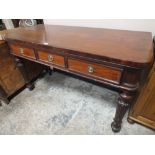 A REGENCY MAHOGANY SERVING TABLE RAISED ON TURNED SUPPORTS WITH THREE DRAWERS, W 153 cm