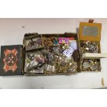 A TRAY OF COSTUME JEWELLERY & COLLECTABLES ETC