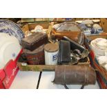 A TRAY OF VINTAGE METALWARE TO INCLUDE A MEAT JACK, VINTAGE TINS ETC