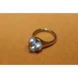 A HALLMARKED 18CT GOLD THREE GREY PEARL RING