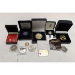 A COLLECTION OF SILVER AND GOLD PLATED COINAGE ETC TO INCLUDE A FIVE POUND COIN