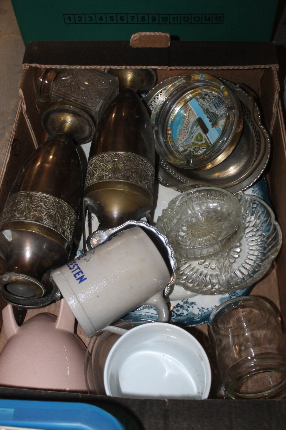 A TRAY OF ASSORTED GLASS AND METALWARE TO INCLUDE A PAIR OF DECORATIVE VASES