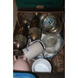 A TRAY OF ASSORTED GLASS AND METALWARE TO INCLUDE A PAIR OF DECORATIVE VASES