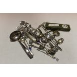 A BAG OF SILVER PLATED ITEMS TO INCLUDE COLLECTORS SPOONS