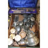 A TRAY OF PEWTER AND SILVER PLATED WARE TO INCLUDE A BONE HANDLED CARVING SET