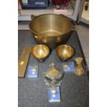 A BRASS JAM PAN AND CONTENTS TO INCLUDE ORIENTAL FOOTED BOWLS, TOKOS WHITE METAL BOXES ETC