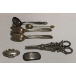 A BAG OF SILVER AND PLATED ITEMS TO INCLUDE HALLMARKED SILVER FIDDLE PATTERN TEA SPOONS, GRAPE