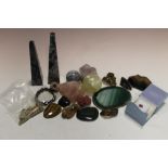 A SELECTION OF GEMSTONE ETC TO INCLUDE BLUE AND WHITE OBELISKS