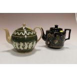 A QUEEN VICTORIA DIAMOND JUBILEE COMMEMORATIVE TEAPOT TOGETHER WITH A COPELAND TEAPOT (2)