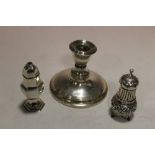 TWO HALLMARKED SILVER PEPPERETTES PLUS A HALLMARKED SILVER CANDLESTICK