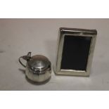 A SMALL HALLMARKED SILVER PICTURE FRAME AND A SILVER MUSTARD POT