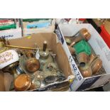 TWO TRAYS OF ASSORTED BRASS AND COPPER ITEMS, TO INCLUDE COMMEMORATIVE PARAFFIN LAMP, HORSE BRASSES,