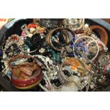 A QUANTITY OF ASSORTED COSTUME JEWELRY