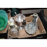 A SMALL TRAY OF ASSORTED METALWARE TO INCLUDE A CLARET JUG, SHELL DISH, ETC