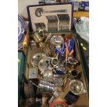 A TRAY OF ASSORTED METALWARE TO INCLUDE SILVER PLATE, BRASS, ETC