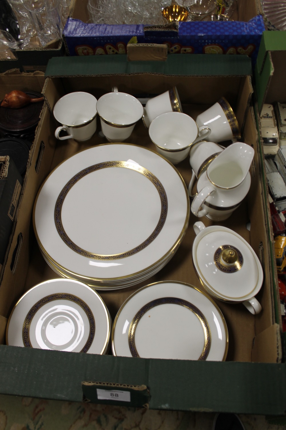 A QUANTITY OF ROYAL DOULTON 'HARLOW' TEA AND DINNER WARE, comprising six dinner plates, six side