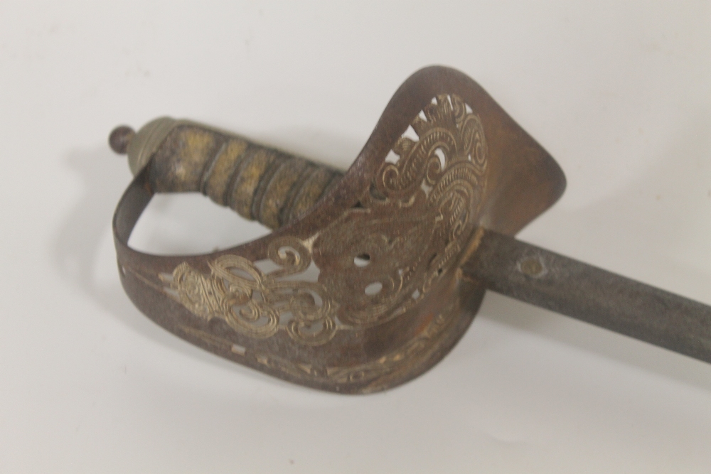 A GEORGE V INFANTRY OFFICER'S DRESS SWORD, with engraved blade, L 97 cm - Image 2 of 4