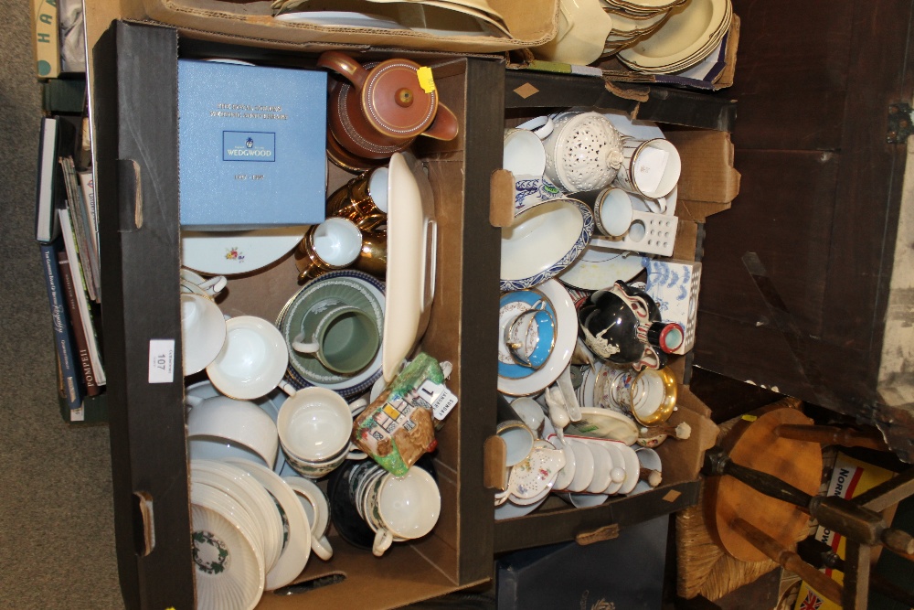 TWO TRAYS OF ASSORTED CHINA AND CERAMICS TO INCLUDE WEDGWOOD STRATFORD PART TEA SERVICE,