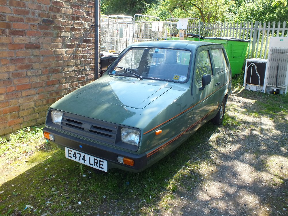 A GREEN RELIANT RIALTO HATCH SE THREE WHEELER CAR - REGISTRATION E474 LRE WITH KEYSPLEASE NOTE -