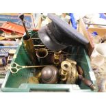 A TRAY OF COLLECTABLES AND METALWARE TO INCLUDE TRENCH ART, 1950S MILITARY CAP ETC.