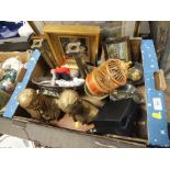 A TRAY OF COLLECTABLES TO INCLUDE A PAIR OF BRASS COLUMN CANDLESTICKS