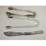 TWO PAIRS OF HALLMARKED SILVER SUGAR TONGS TOGETHER WITH A HALLMARKED SILVER AND MOTHER OF PEARL