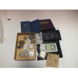 A SELECTION OF ASSORTED COINAGE TO INCLUDE A SILVER EXAMPLE, CASED SETS ETC.