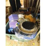 A LARGE QUANTITY OF COLLECTABLES AND CERAMICS TO INCLUDE WEDGWOOD, TREEN ETC.