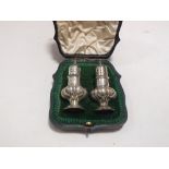 A PAIR OF BOXED MAPPIN AND WEBB HALLMARKED SILVER PEPPERETTES