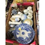 A TRAY OF VINTAGE CHINA AND CERAMICS TO INCLUDE WEDGWOOD, ROYAL WORCESTER ETC.