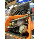 TWO TRAYS OF ASSORTED METALWARE TO INCLUDE COPPER AND BRASS ITEMS, MIRROR ETC.