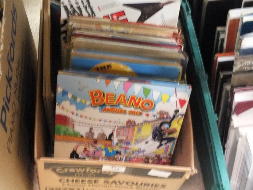 A TRAY OF BOOKS TO INCLUDE BEANO ANNUALS