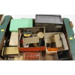 A TRAY OF ASSORTED WATCH PARTS TO INCLUDE A SMALL SET OF PLASTIC DRAWERS WITH SEALED PARTS