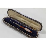 A 19TH CENTURY DARNING HOOK WITH BANDED AGATE HANDLE, with white metal fittings in a fitted case.