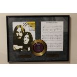 A FRAMED AND GLAZED LIMITED EDITION 24CT GOLD PLATED 25TH ANNIVERSARY RECORD 'PLASTIC ONO BAND - GI