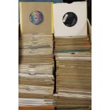 A BOX CONTAINING A LARGE QUANTITY OF VARIOUS 45RPM VINYL RECORDS, to include advanced promotional c