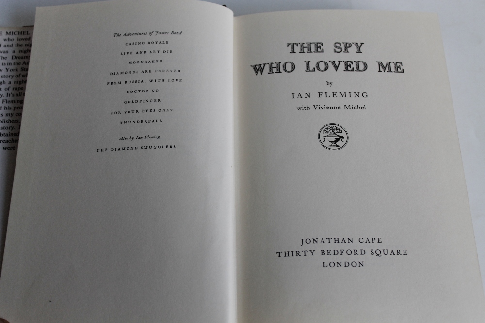 IAN FLEMING - JAMES BOND FIRST EDITION BOOK - 'THE SPY WHO LOVED ME', Jonathan Cape 1962, with dust - Bild 3 aus 4