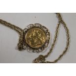 A 1903 SOVEREIGN IN MOUNT ON CHAIN (APPROX. TOTAL WEIGHT 18.4 GRAMS)