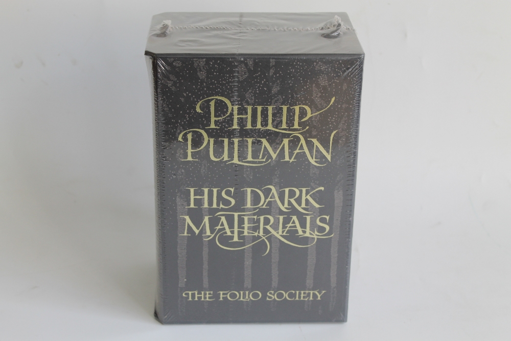 PHILLIP PULLMAN - 'HIS DARK MATERIALS' FOLIO SOCIETY, three volume set of books in slipcase and sea - Bild 2 aus 2