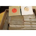 A BOX CONTAINING A LARGE QUANTITY OF VARIOUS 45RPM VINYL RECORDS, to include advanced promotional c