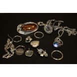 A BAG OF SILVER JEWELLERY TO INCLUDE AN AMBER BROOCH