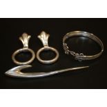 A BAG OF SILVER LADIES JEWELLERY TO INCLUDE A BANGLE, BROOCH AND EARRINGS