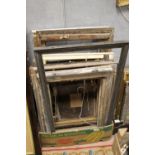 A TRAY OF ASSORTED VINTAGE PICTURE FRAMES