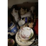 A TRAY OF CERAMICS TO INCLUDE A WEDGWOOD TURQUOISE FLORENTINE MUG, AYNSLEY ETC.