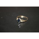 A LADIES 9CT GOLD SAPPHIRE CLAW SET RING